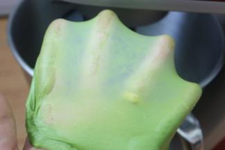 然后厨师机先用慢速1档把所有材料搅成团，再转4档高速搅拌面团到完全扩展阶段，能拉出薄膜来，戳个洞，洞口是光滑的