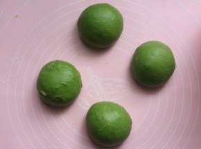做好的面团拿到揉面垫上，分成4个等份，分别揉圆，盖上保鲜膜，进行室温醒发15分钟