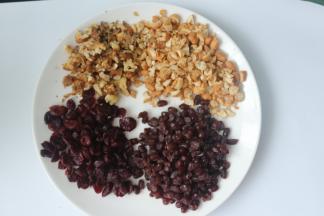 趁着醒发面团的时间来准备馅料，蔓越莓干，核桃，腰果分别切碎待用