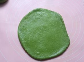 醒发好的面团，拿一个面团出来，用擀面杖擀成舌形状，