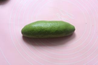 两端要收口收紧，再放在烤盘上