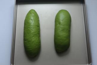 做好的面团盖上保鲜膜，放在温暧处室温发酵，发到二倍大即可，然后再在表面筛一层薄薄的高筋面粉就好