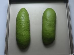 做好的面团盖上保鲜膜，放在温暧处室温发酵，发到二倍大即可，然后再在表面筛一层薄薄的高筋面粉就好