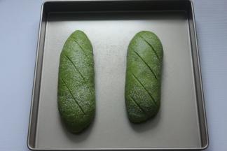 然后用比较锋利的小刀片在表面割几道口就好，可以不用割得太深即可