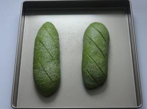 然后用比较锋利的小刀片在表面割几道口就好，可以不用割得太深即可