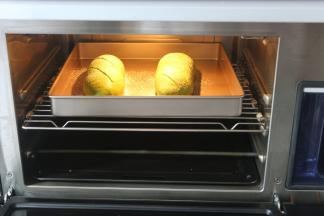 烤箱提前先预热好，170度10分钟，再放入整理好的面包，170度22分钟，中途要盖上锡纸，避免表面上色过焦