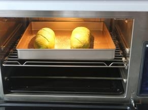 烤箱提前先预热好，170度10分钟，再放入整理好的面包，170度22分钟，中途要盖上锡纸，避免表面上色过焦