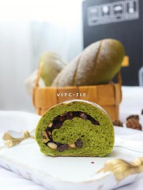 做好的成品出炉后立刻拿出来放在烤网上晾凉