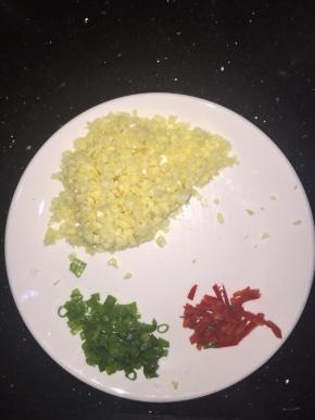 蒜剁成蒜蓉，葱切成葱花，辣椒切成小丝粒