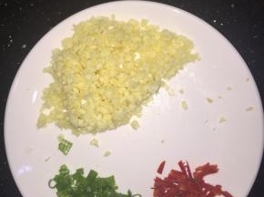 蒜剁成蒜蓉，葱切成葱花，辣椒切成小丝粒