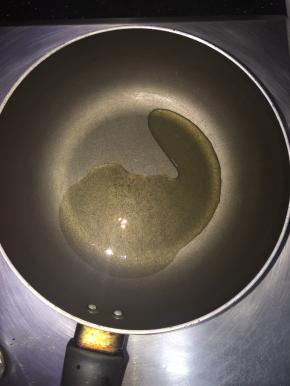 热锅放入油，小火热油，等热到8分熟时，放