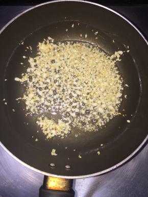 入一半的蒜蓉炒出有点香味来，