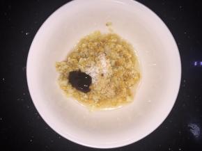 将炒好的蒜蓉放入一个碗里，放入耗油，盐，玉米油，鸡粉，混合搅拌均匀