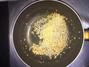 关火后放入另一半的蒜蓉，加一起翻炒下就好