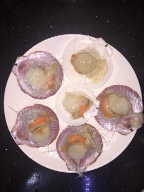 取一个空贝壳，粉丝卷一小卷放在贝壳上，再放上贝肉