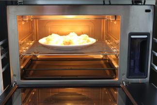 西屋蒸汽烤箱，里面水箱先装好纯净水，调到纯蒸功能，温度为115度，时间为10分钟，等听到嗡嗡嗡声，就把扇贝放入烤箱蒸