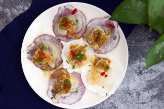 蒸好的扇贝，在表面放上辣椒丝和葱花就好