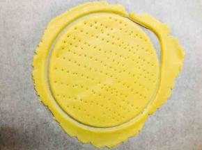 取一尖锐物体，将饼皮与饼边分开，用叉子，在面饼上扎满小孔，边不要拿开，就保持这个样子，一起烤160度，每片烤8分钟