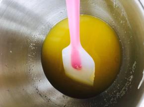 将黄油，砂糖，蜂蜜隔水加热至砂糖融化