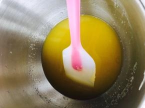 将黄油，砂糖，蜂蜜隔水加热至砂糖融化