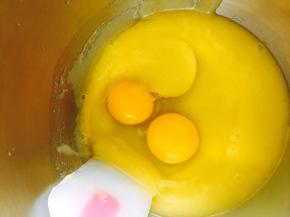待黄油温度降低至不烫手，加入鸡蛋搅拌均匀