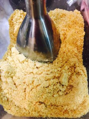 收集起来的饼干，打碎，或者擀碎均可