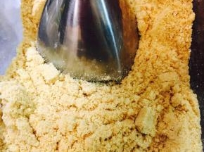 收集起来的饼干，打碎，或者擀碎均可
