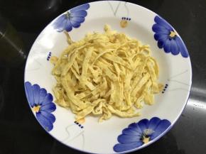 1、先把2鸡蛋摊成片后切成丝。