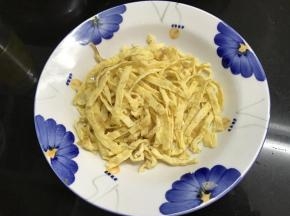 1、先把2鸡蛋摊成片后切成丝。