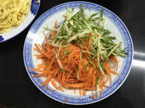 2、黄瓜、胡萝卜擦成丝。