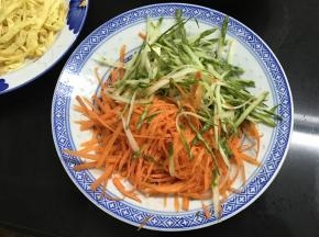 2、黄瓜、胡萝卜擦成丝。