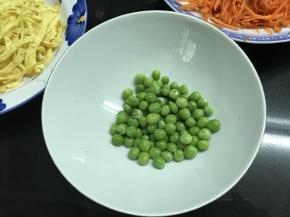 3、青豆用水焯下。