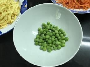 3、青豆用水焯下。