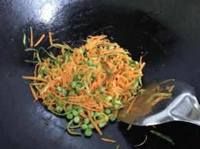 4、起油锅把黄瓜丝、胡萝卜丝炒一下盛出待用。