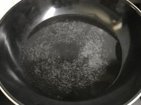 5、锅中加入适量清水。