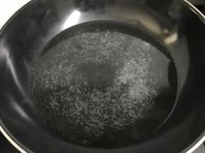 5、锅中加入适量清水。