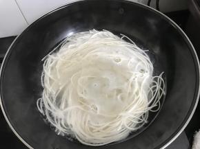 6、水煮开后加入少许盐再放入面条，煮开，中间用冷水点一次水，再次煮开后即可关火。