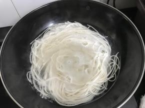 6、水煮开后加入少许盐再放入面条，煮开，中间用冷水点一次水，再次煮开后即可关火。