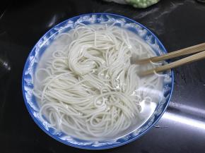 7、把面捞出放入冰水中。