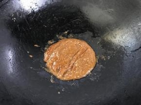 8、把酱汁稍微炒下。