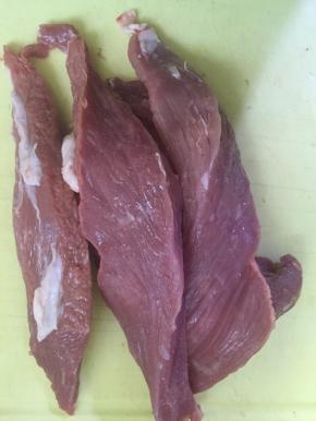 小里脊肉切成条，洗净控水后放入一个大碗里