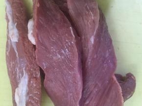 小里脊肉切成条，洗净控水后放入一个大碗里