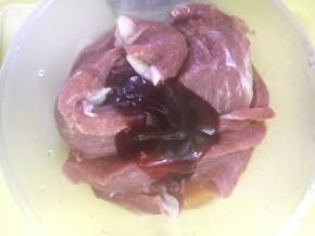 依次放入叉烧酱料、葱白、料酒、蜂蜜