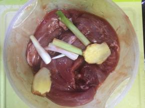 充分的搅拌均匀再给肉按摩下，后放入冰箱里冷藏一夜