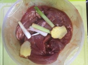 充分的搅拌均匀再给肉按摩下，后放入冰箱里冷藏一夜