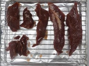 腌好的肉拿出来，烤盘先垫上锡纸，再放上烤网，把肉放在烤网，再在肉的表面刷上一层蜂蜜