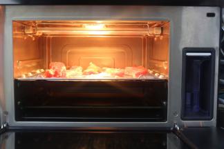 西屋蒸汽烤箱，先预热210度10分钟，再放入烤盘里的肉，烤箱中层，210度40分钟，中途烤了20分钟后，拿出来翻面，再刷上一层蜂蜜，再重新放入烤箱中再烤20分钟