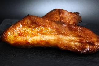 烤好的叉烧肉，待冷了之后就可以切片，可以做叉烧饭也可以做叉烧面，味道和口感都很好