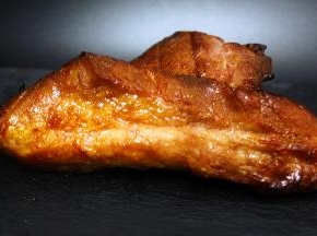 烤好的叉烧肉，待冷了之后就可以切片，可以做叉烧饭也可以做叉烧面，味道和口感都很好