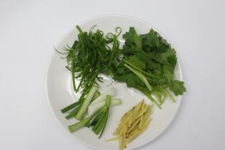 葱切成段，再切成条丝，香菜切段，生姜切成丝